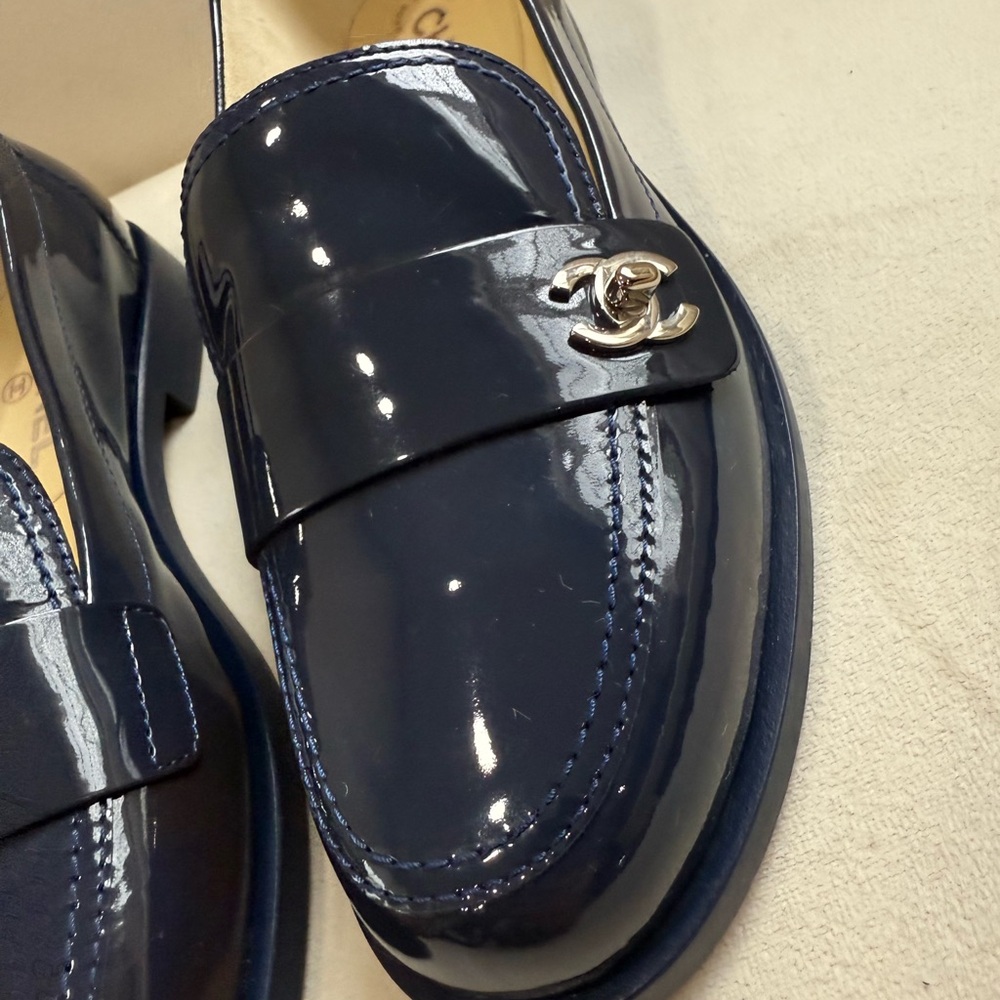 CHANEL Navy Blue Patent Leather Loafers size 39 - Picture 3 of 12